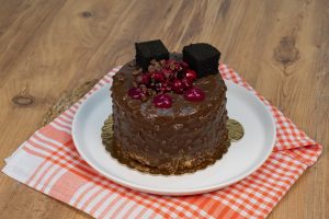 Vişneli & Parça Çikolatalı Fıstıklı Pasta