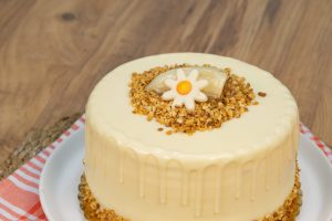 Muzlu ve Fındıklı Beyaz Çikolatalı Pasta