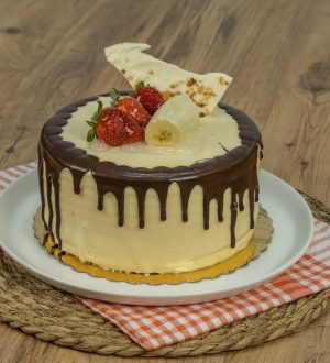 Muzlu Çilekli Fındıklı Çikolatalı Pasta